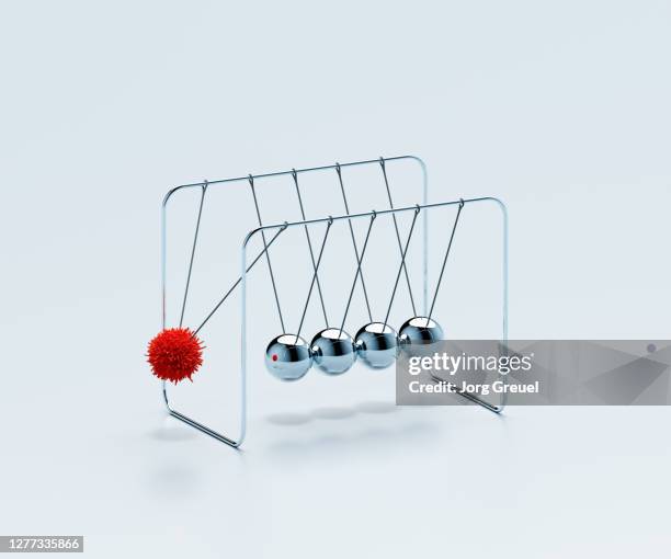 newton's cradle - schreibtischspielzeug stock-fotos und bilder