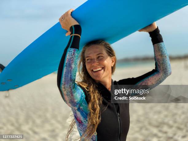 lasst uns surfen! - surfer by the beach australia stock-fotos und bilder