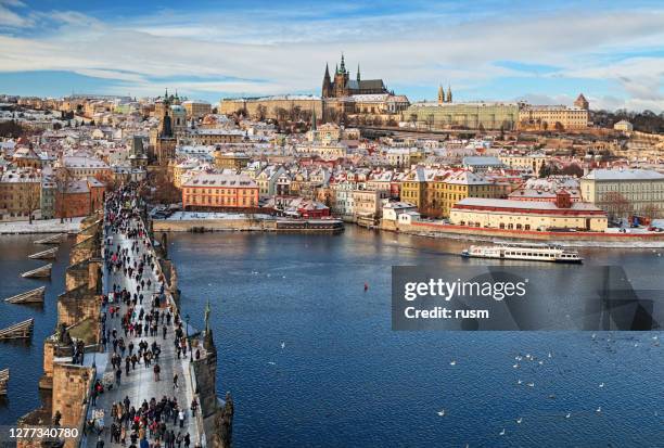 mening van praag en brug charles bij de winter - vltava river stockfoto's en -beelden