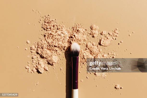 set of makeup brushes on a beige background. copy space. top view. - polvo facial fotografías e imágenes de stock