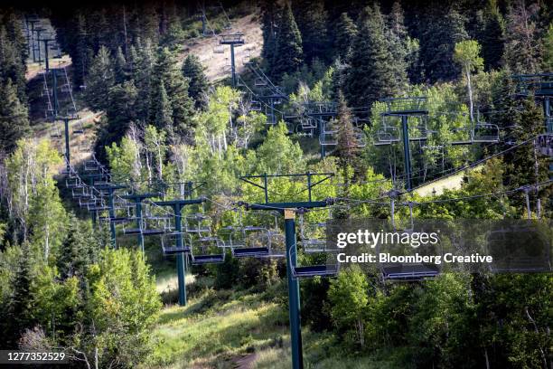 empty chairlift in summer - skigebied stockfoto's en -beelden