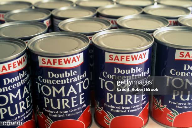 tinned gm tomato puree (studio shot).  genetically modified (gm) food, in the form of tomato puree, was first sold in the uk 1996 at safeway and sainsbury, but was withdrawn in 1999, due to public disquiet. april 1999. - britain in the 90s stockfoto's en -beelden