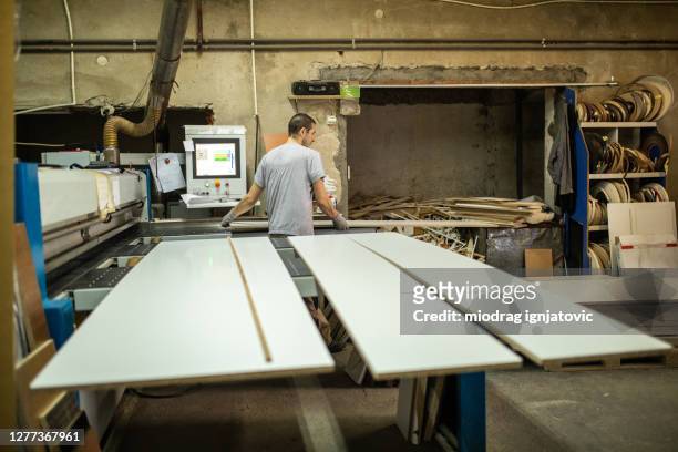 handarbeiter mit cnc holzschneidemaschine in holzbearbeitung unternehmen - cnc machine for wood stock-fotos und bilder