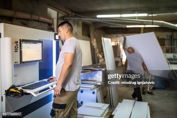 handarbeiter betrieb cnc-maschine in holzverarbeitendem betrieb - cnc machine for wood stock-fotos und bilder