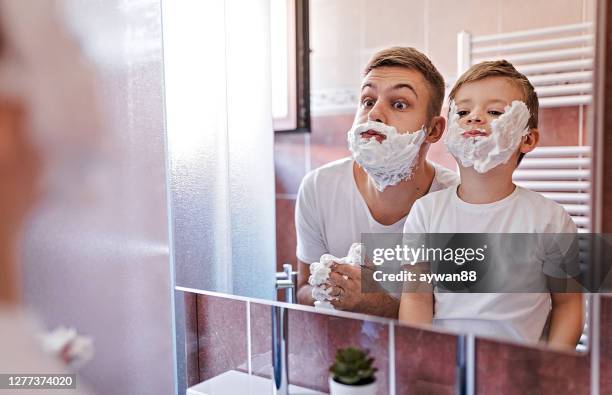 padre insegna a suo figlio come radersi - shaving foto e immagini stock