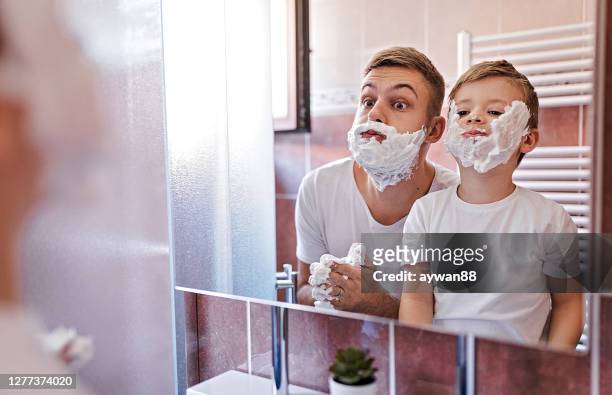 父親教兒子如何刮鬍子。 - shaving 個照片及圖片檔