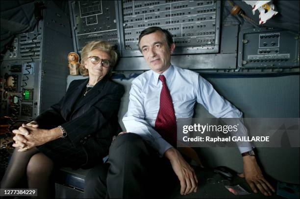 April 7, 2006. French foreign minister Philippe Douste-Blazy and Mrs. Chirac on the plane to Kabul.