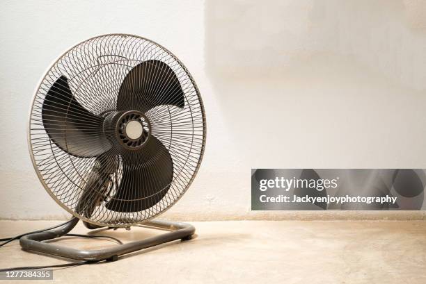 electric fan isolated on white background - electric fan stockfoto's en -beelden