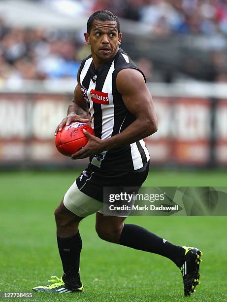 Leon Davis of the Magpies gathers the ball during the 2011 AFL Grand Final match between the Collingwood Magpies and the Geelong Cats at Melbourne...