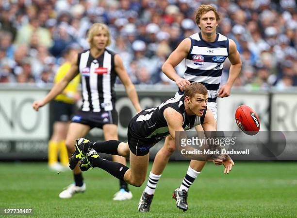 Heath Shaw of the Magpies handballs during the 2011 AFL Grand Final match between the Collingwood Magpies and the Geelong Cats at Melbourne Cricket...