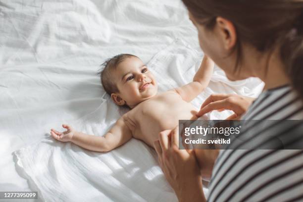 moeder en baby - diapers stockfoto's en -beelden