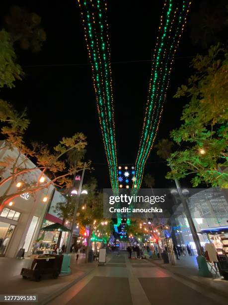 xmas lichten en decoraties op 3rd street promenade in santa monica downtown - third street promenade stockfoto's en -beelden