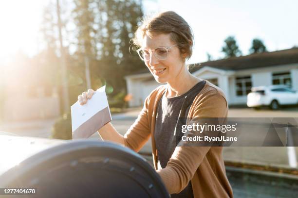 vrouw mailing afwezige mail-in kiezers ballot - voting ballot stockfoto's en -beelden