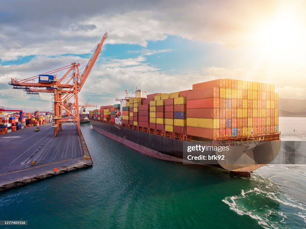 Luchtmening van industriële haven met containers en containerschip.