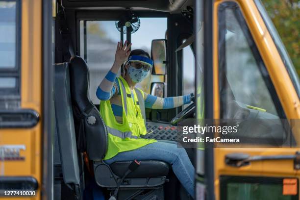 motorista de ônibus escolar usando desgaste protetor durante covid-19 - driving mask - fotografias e filmes do acervo