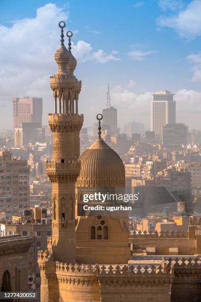 da vista acima da mesquita de al-rifai e da cidade do cairo. - cairo - fotografias e filmes do acervo