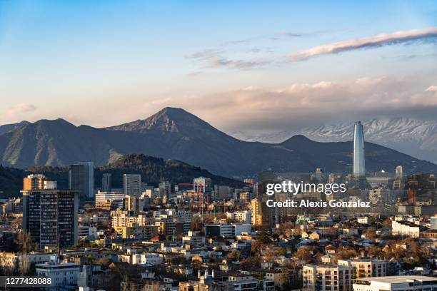 veduta elevata del comune di providencia a santiago del cile - santiago del cile foto e immagini stock