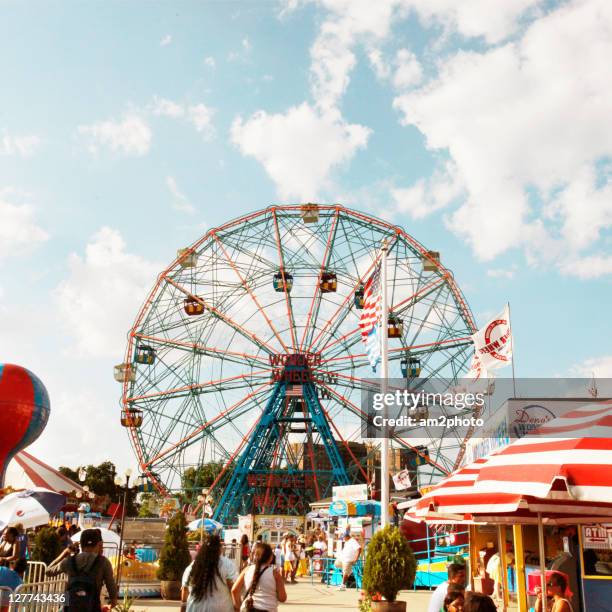 wonder wheel - traveling carnival 個照片及圖片檔