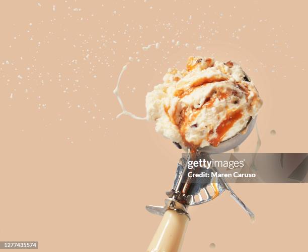 flying scoop - ice cream scoop stock-fotos und bilder