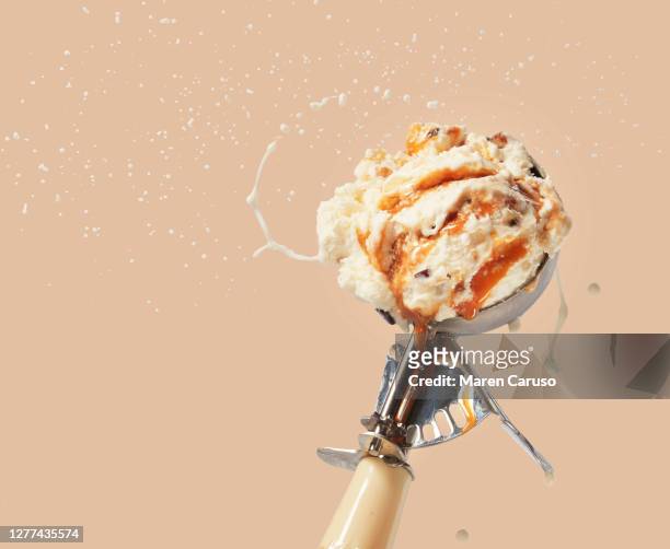 flying scoop - crème glacée photos et images de collection