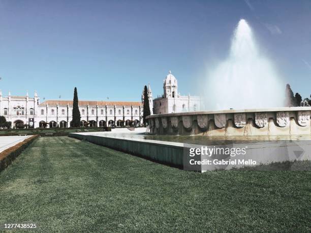 fountain and mosteiro dos jeronimos as backdrop - abadia mosteiro fotografías e imágenes de stock