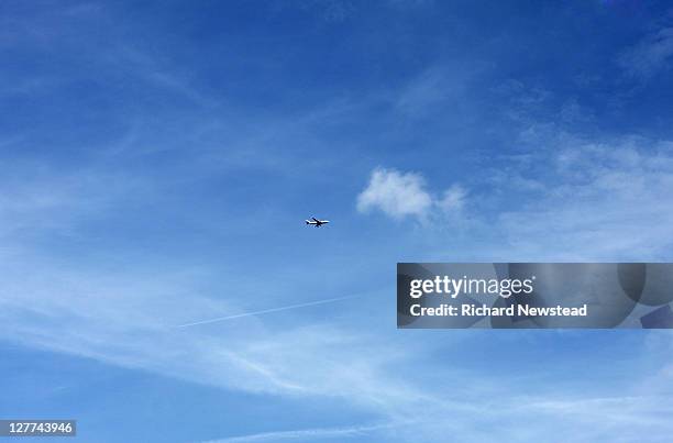 plane in flight - aeroplane sky stock pictures, royalty-free photos & images