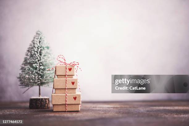 fondo de navidad con árbol de navidad con pila de regalo diminuta - christmas still life fotografías e imágenes de stock