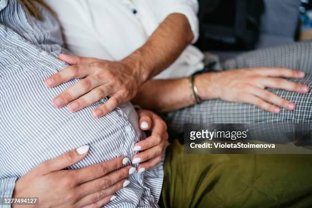pareja embarazada con las manos en el vientre esperando la nueva vida. - baby touching belly fotografías e imágenes de stock