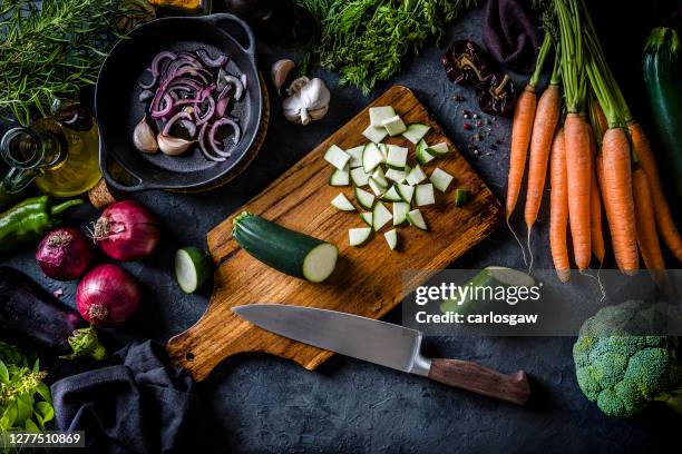 cocinar comida vegana - tabla de cortar fotografías e imágenes de stock