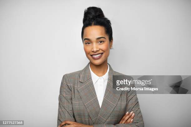 young african american female entrepreneur with arms crossed - portrait fotografías e imágenes de stock