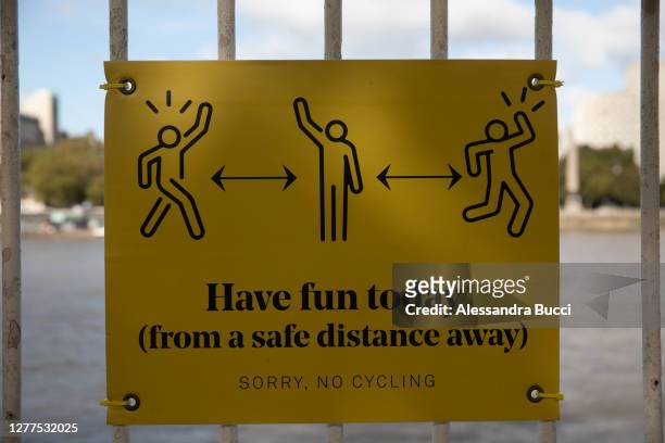 have fun today (from a safe distance away) - 2020 foto e immagini stock