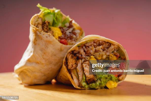 barbecue chicken, corn and guacamole tortilla wraps on a wooden base. vegetable burrito. healthy food. - fajita photos et images de collection