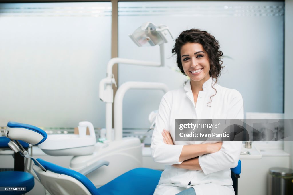 Porträt einer kaukasischen Zahnärztin in ihrem Büro