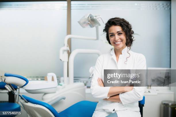 一個白種人女牙醫在她的辦公室的肖像。 - dental equipment 個照片及圖片檔