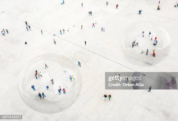 vista aérea de las personas que caminan en una burbuja para la protección covid-19. - técnica de iluminación fotografías e imágenes de stock