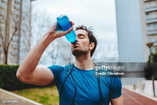 fitnes im freien - energydrink stock-fotos und bilder
