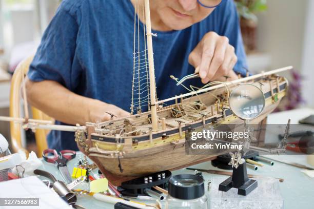 pensionamento hobby leisure - costruzione di modello di kit nave in legno - scatola di montaggio foto e immagini stock