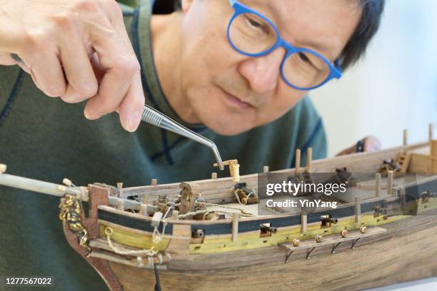 pensionering hobby leisure - het bouwen van houten schip kit model - model building stockfoto's en -beelden