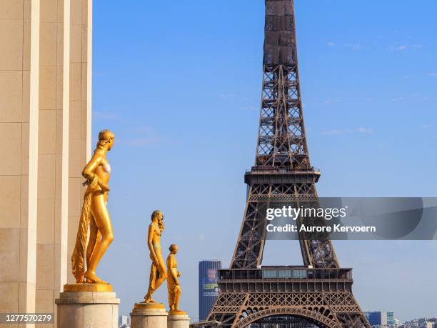 goldstatuen an der esplanade du trocadero, paris, frankreich - trocadero esplanade stock-fotos und bilder