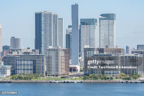 residential buildings by the bay in tokyo of japan - harumi district tokyo stock pictures, royalty-free photos & images