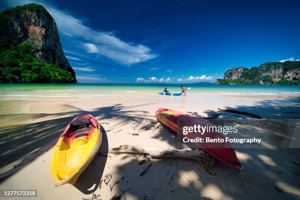 colourful kayak boat on railay beach in the morning clear sky, krabi province, thailand. - phuket province 個照片及圖片檔