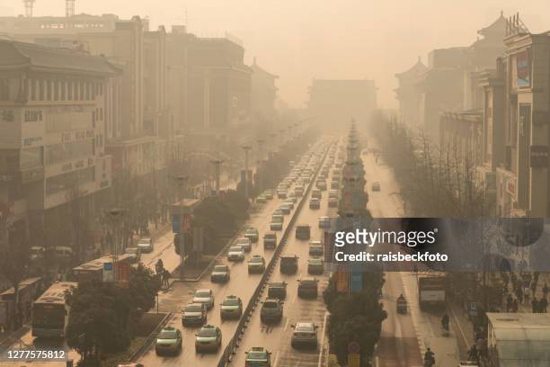 innenstadt von xian, china - luftverschmutzung stock-fotos und bilder