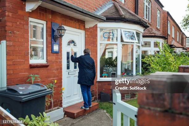 aufruf zur zusersicht der familie - knocking on door stock-fotos und bilder