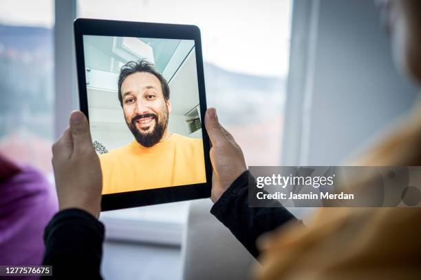 social teleconferencing using tablet - familie technologie virtuell stock-fotos und bilder