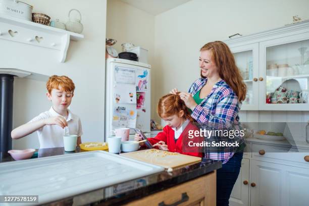 family time before school - single mother stock pictures, royalty-free photos & images