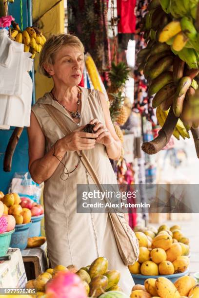50-jährige aktive seniorin europäische frau ist einkaufen in einem streetfood-markt in aluthgama, sri lanka - srilanka city road stock-fotos und bilder