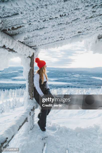 jeune femme appréciant la vue dans le pays des merveilles d’hiver - laponie finlandaise photos et images de collection