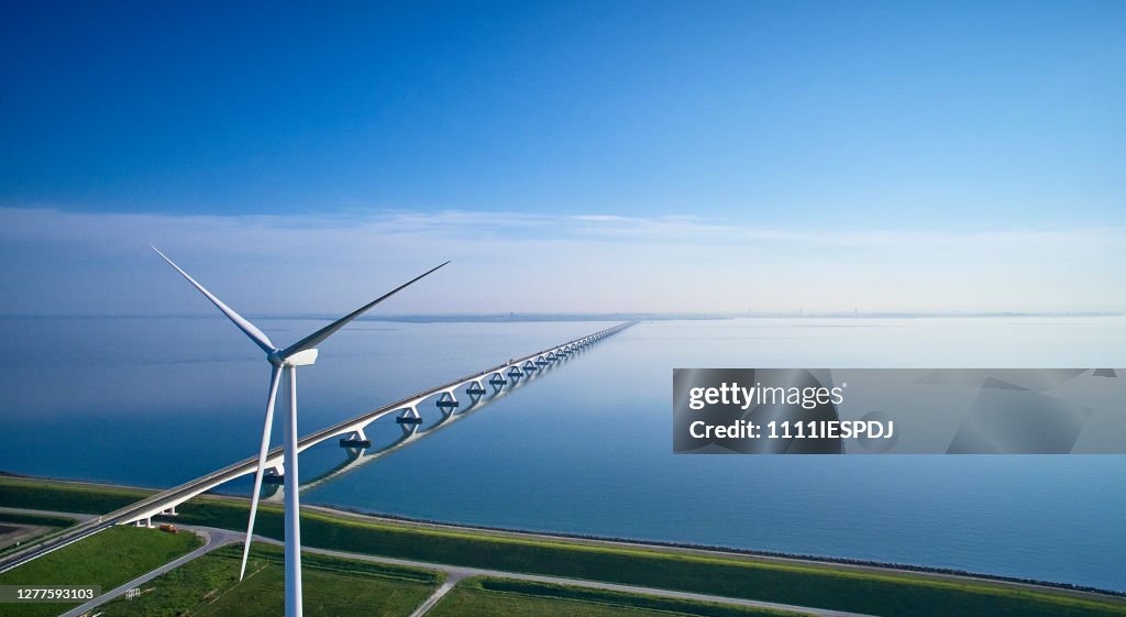 澤蘭橋天線與風力渦輪機。