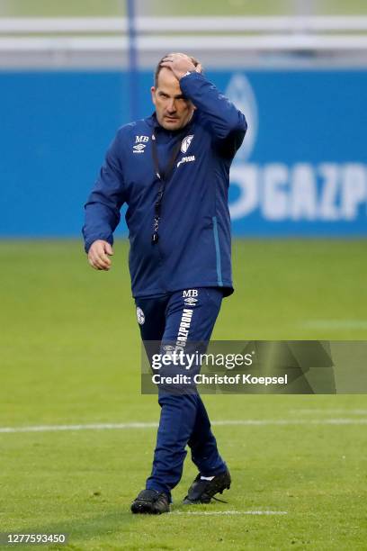 Head coach Manuel Baum attends the training session of FC Schalke 04 at Parkstadion on September 30, 2020 in Gelsenkirchen, Germany.