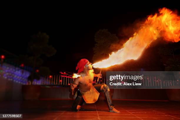 fire eater performance - fire performer stock pictures, royalty-free photos & images